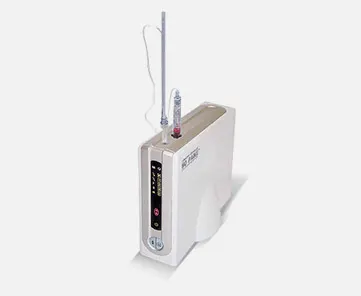 바늘 거치대가 세워진 흰색과 금색 전동 마취주사기 제품 사진
